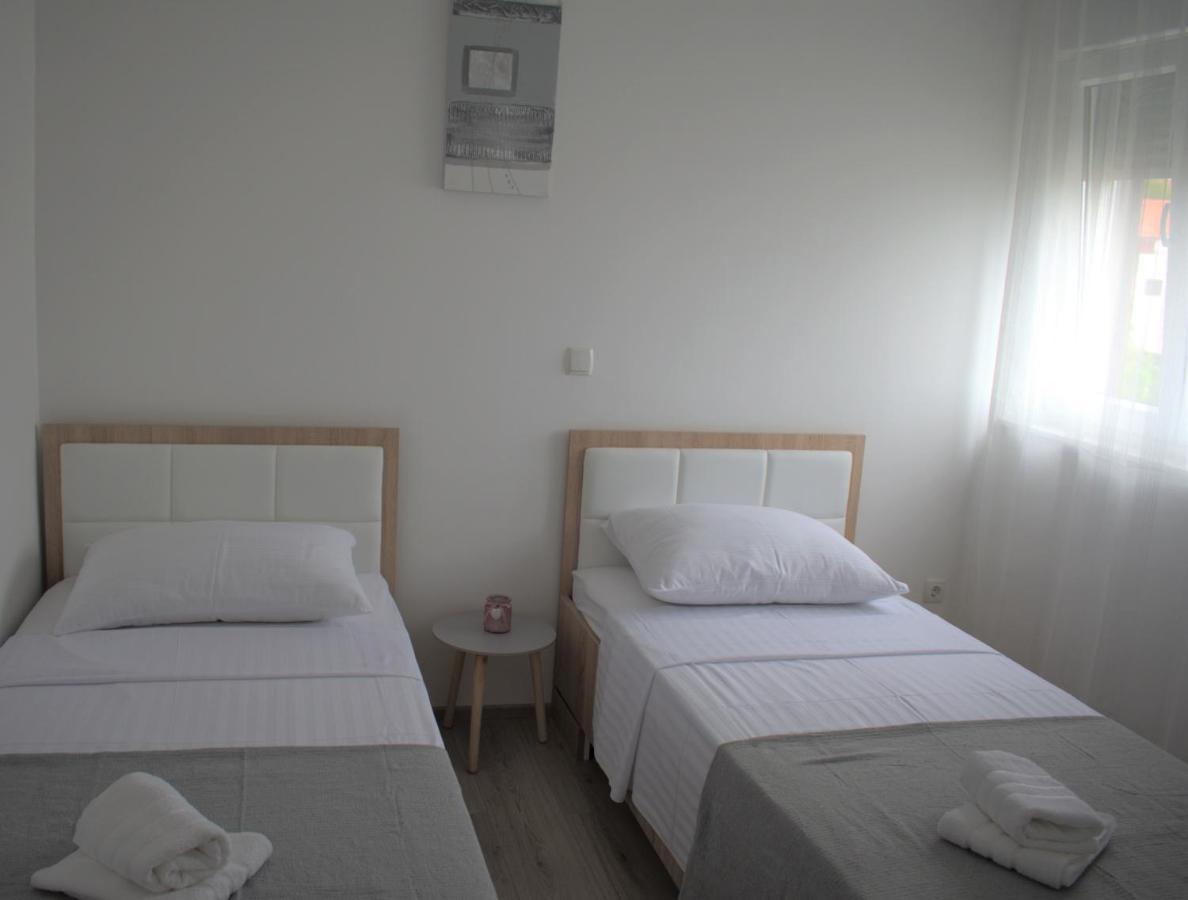 Apartments Rena シベニク エクステリア 写真