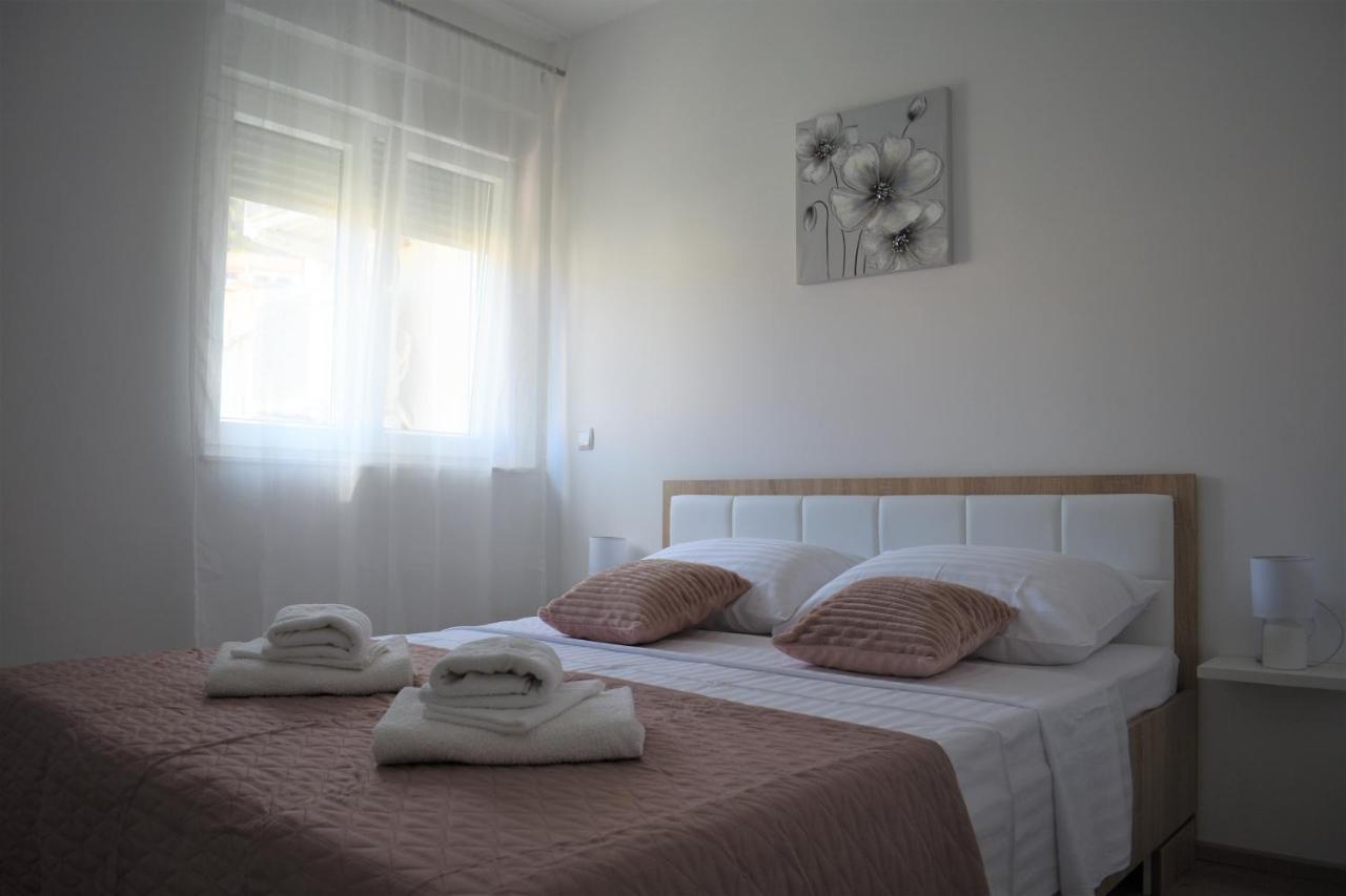 Apartments Rena シベニク エクステリア 写真